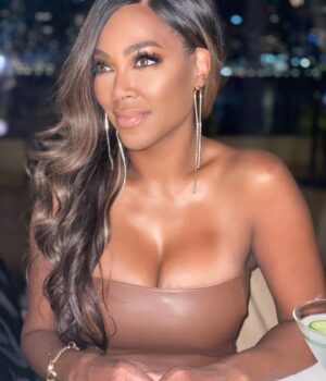 Kenya Moore Instagram - Shaken not stirred❤️

📸 : @marlohampton