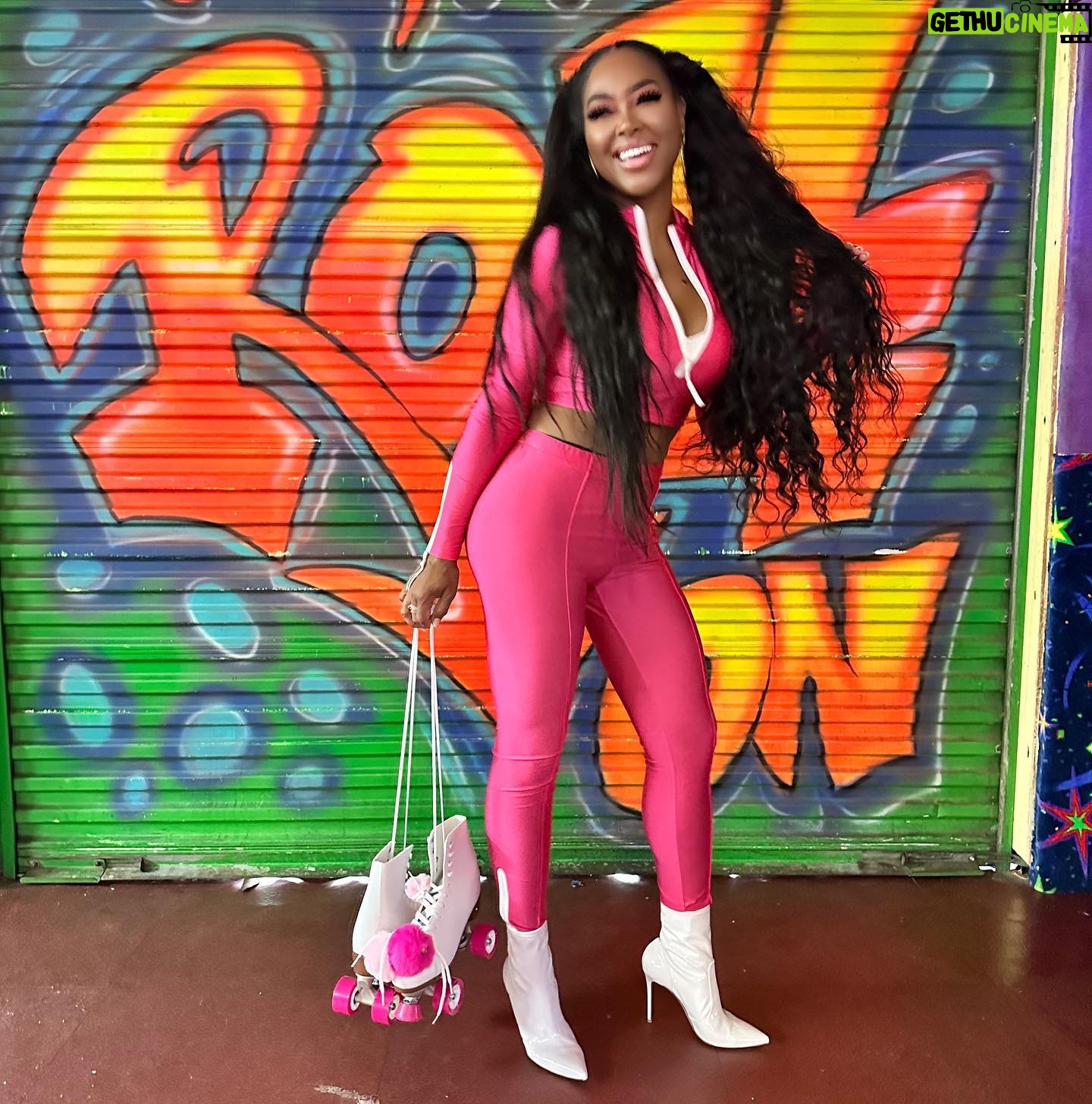 Kenya Moore Instagram - This music video was so much fun! Now you know I can skate I’m from #Detroit! Catch the premier now of @drewsidora “you already know” it’s truly a bop! Say what you want but the girl can sang!!!