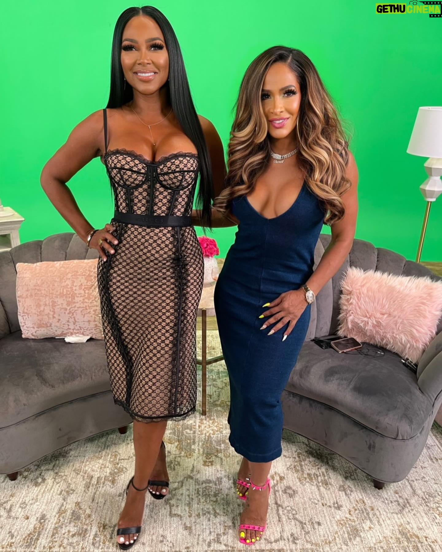 Kenya Moore - 68.8K Likes - Your favorite peaches are on break this week but catch us next week for an all new #RHOA and aftershow coming soon! Happy Memorial Day ❤️
Hair: @sewjodie
Makeup @whippedbykiara
Outfit @gucci
Shoes: @louboutinworld
#baddies #mammas #queens #peaches #RHOA #Kenya #sheree #bravotv #hair #dynamicduo #kenyamoore #body #legshipsandbody #kandi #realhousewivesofatlanta