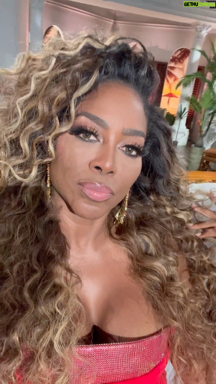 Kenya Moore Instagram - #RHOA reunion lewk Dress: @azziandosta Shoes: #andreawatson Hair Care @kenyamoorehair in @cvspharmacy and @sallybeauty #mask and serum used before the braid down Glam: @georgemiguelarnone #keyonce #itsgiving #happy #rhoa @bravotv #Icon #iunderstoodtheassignment #bestdressed #twirl #rhoafashionista #Imthatgirl #themoment 😝❤️👗