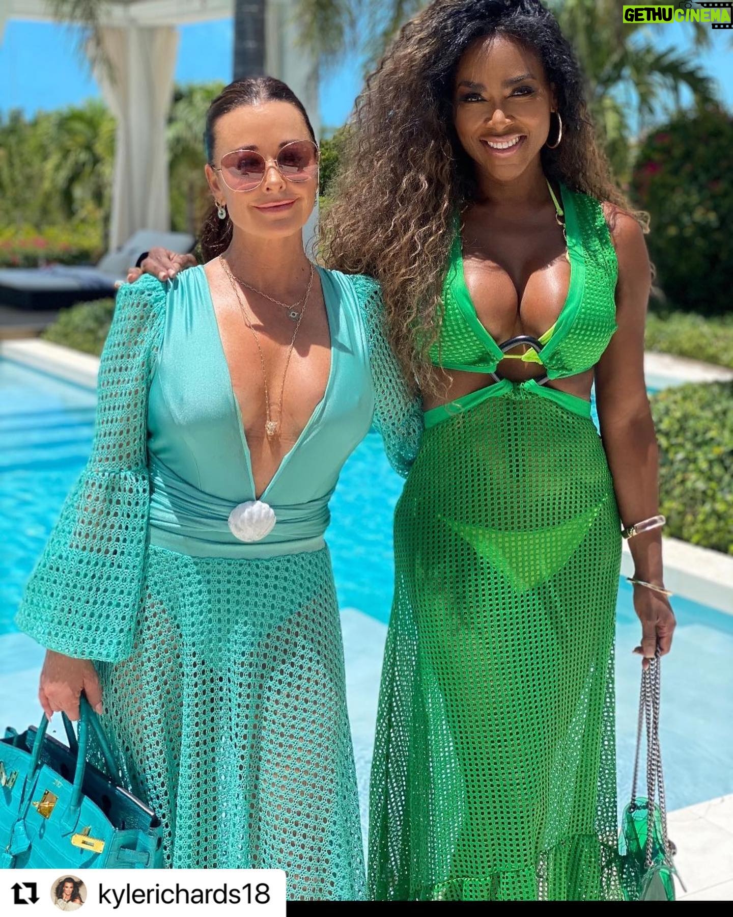 Kenya Moore Instagram - Have you seen #RHUGT yet on @peacocktv ???? It’s everything!!! Catch a NEW episode out now! @kylerichards18 @thekenyamoore @countessluann @melissagorga @teresagiudice @cynthiabailey @ramonasinger @bravotv #realhousewivesultimategirlstrip