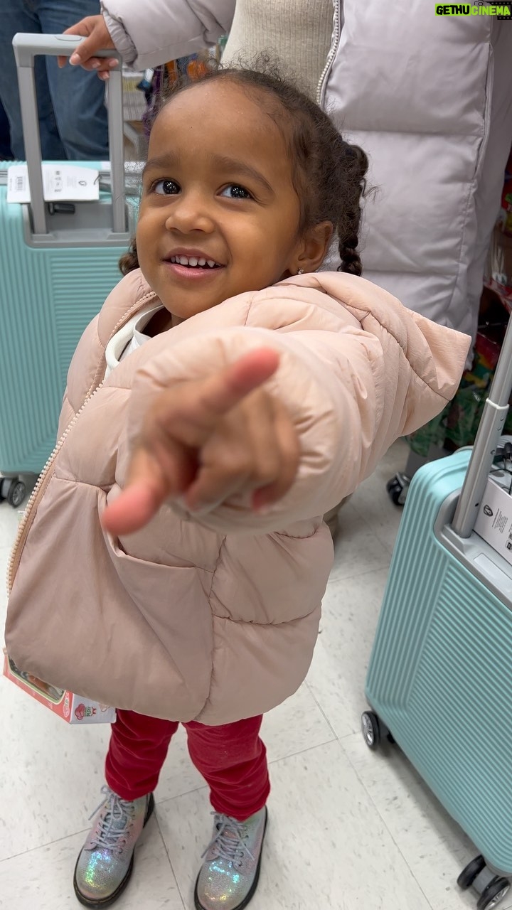 Kenya Moore Instagram - Bitcoin? Cash? Stock? 😂🤔🤷🏾♀️Tough love lesson for @thebrooklyndaly when mommy says no. Shout out to @marshalls cashier who was a great sport.