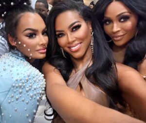 Kenya Moore Instagram - Hater: Kenya’s jealous of beautiful women 

Me: I keep a dollar worth of dimes around me 

Example: @ak.gobang @cynthiabailey 

💋