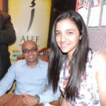 Kenzy Madbouly Instagram - على مر السنين كل حفل توقيع للكتاب اللي بحبهم وكل معرض كتاب في اسكندرية كنت اول واحدة بروح، كانت ماما بتغيبني عن المدرسة علشان فخورة بي اني بحب القراءة وتوديني الحفلات حتى لو في اخر الدنيا. دلوقتي انا هكون في معرض الكتاب اللي جاي اوقع للناس على روايتي! طبعاً مافيش مقارنة ما بيني وما بين الكتاب العظماء اللي في الصورة بس كفاية اني حققت حلم كنت فاكرة انه بعيد وعمره ما هيتحقق، انت ممكن تنسى احلامك بس ربنا مابينساش ❤️