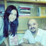 Kenzy Madbouly Instagram - على مر السنين كل حفل توقيع للكتاب اللي بحبهم وكل معرض كتاب في اسكندرية كنت اول واحدة بروح، كانت ماما بتغيبني عن المدرسة علشان فخورة بي اني بحب القراءة وتوديني الحفلات حتى لو في اخر الدنيا. دلوقتي انا هكون في معرض الكتاب اللي جاي اوقع للناس على روايتي! طبعاً مافيش مقارنة ما بيني وما بين الكتاب العظماء اللي في الصورة بس كفاية اني حققت حلم كنت فاكرة انه بعيد وعمره ما هيتحقق، انت ممكن تنسى احلامك بس ربنا مابينساش ❤️