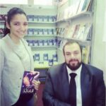 Kenzy Madbouly Instagram - على مر السنين كل حفل توقيع للكتاب اللي بحبهم وكل معرض كتاب في اسكندرية كنت اول واحدة بروح، كانت ماما بتغيبني عن المدرسة علشان فخورة بي اني بحب القراءة وتوديني الحفلات حتى لو في اخر الدنيا. دلوقتي انا هكون في معرض الكتاب اللي جاي اوقع للناس على روايتي! طبعاً مافيش مقارنة ما بيني وما بين الكتاب العظماء اللي في الصورة بس كفاية اني حققت حلم كنت فاكرة انه بعيد وعمره ما هيتحقق، انت ممكن تنسى احلامك بس ربنا مابينساش ❤️