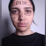 Kenzy Madbouly Instagram - الذكرى الخامسة لمشروعي في الجامعة اللي طلع في الجرايد في ٢٠١٩ واتشهر مع انه في الجامعة الدكاترة ماكنش عاجبهم عجبهم بس بعد ما نزل في الجرايد😂♥️ المشروع كان لمادة الفوتوجرافي وفكرته اننا نبين ان مقاييس الجمال مش حقيقية المجتمع هو اللي صنعها وصدقها، مقاييس الجمال لازم كلنا نكسرها لان كل حد فينا حلو بطريقته♥️