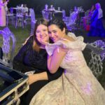 Kenzy Madbouly Instagram - اي واحدة بتعرف تخلف بس مش اي واحدة تعرف تبقى ام. وانا ربنا رزقني باحلى هدية في حياتي، رزقني بام تبقى صاحبتي وتشرفني قدام كل الناس باخلاقها وتسامحها وقلبها الطيب الرقيق وحنيتها، مافيش حد بيشوفها غير لما بيحبها. علمتني احترم كل الناس وان مافيش فرق ما بيننا كلنا بشر، كانت اقرب صاحبة ليا وانا صغيرة خالص بنت حارس العمارة وكبرت فاهمة ان اللي يفرق ما بين الناس جاهل، ربتي على حب ربنا، خليتني اصلي من وانا طفلة وادعي لربنا من قلبي علشان شوفتها بتعمل كدة، اي حاجة تفرحها تدعي وتشكره واي حاجة تزعلها تدخل تدعي بالساعات واشوف بعينية ربنا بيعملها معجزات كبيرة، علمتني احب الفن الاصيل، اي حاجة حلوة فيا هي السبب فيها. ربنا يحفظك ويخليكي ليا ومايحرمنيش منك ثانية يا روح قلبي♥️♥️♥️