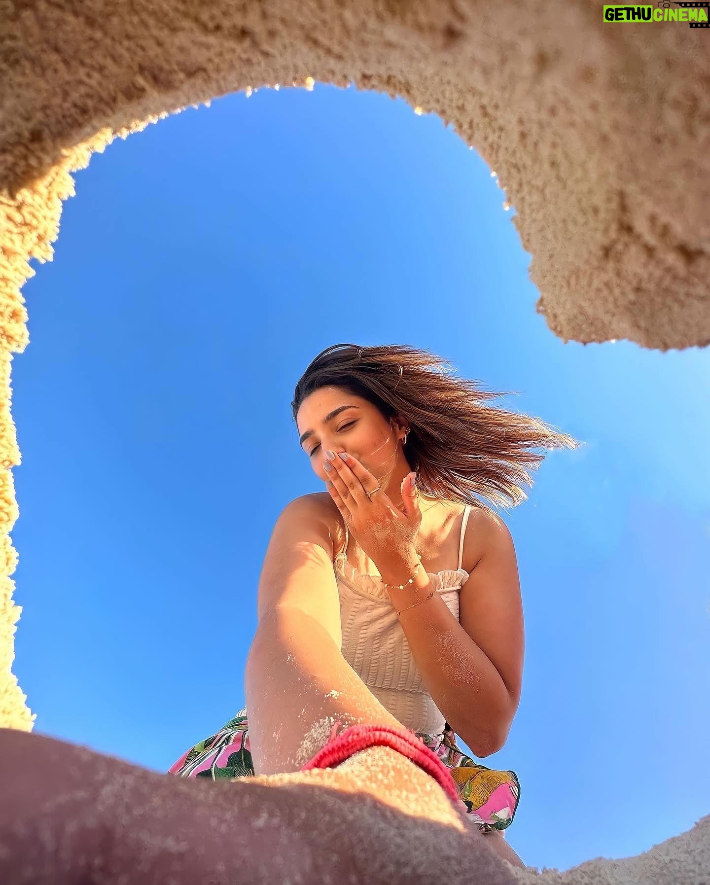Kenzy Madbouly Instagram - Summer is almost here and i miss it already 🤍☀️🕶️🌅 بتحبوا ايه اكثر الصيف ولا الشتاء؟