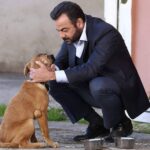 Kerem Alışık Instagram - Kafası kapısı penceresi kirli olana dünyanın bütün çiçekleri çamur gözükür evlat .. Kafa kapı pencere temiz olmalı... insanlık kirin pasın lekenin altında kalmamalı.. İnsanı çiçeği böceği bitkiyi kediyi köpeği zehirlemek yerine ,sevmeli. öpüp koklamalı.. İyiliğe gücü yetmeyenler en azından kötülük yapmamalı.. Ne demiş Sadri alışık.. sokak köpeklerine selam vermek adam olmaya çeyrek var demektir.... Fekelinin Garip i sevdiği gibi kalpte yer vererek sevelim sadık dostlarımızı... Garip ve arkadaşları Çukurova da çok mutlu .. darısı diğerlerinin başına... Akşam buluşmak üzere...