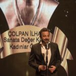 Kerem Alışık Instagram - Colpan İlhanin bize biraktigi savaşçı mücadeleci çabalı ruhu kalbimiz gibi üstümüzde taşıyoruz. Ne zaman gökyüzüne baksak Sadrisini yanına almış Colpan yıldızını görüyoruz. Onlar oradan bize bakar, ve her zaman 'sizinleyiz' deyip el eder. Biz de onlardan güç alırız kuvvet alırız. Ama ne onların uzaklığı eksilir ne de bizim içimizdeki kederler. Ailemizin kahramanı Colpan İlhanin baslattigi ana oğul kanayan iki yüreğin açısından doğan Sadri Alisik Anadolu Ödüllerinin 8.sini Ankara'da gerçekleştirdik. Ödüle aday olan ve kazanan meslektaşlarımı yürekten kutluyor, İçten ve samimi çabalarıyla bu törenlere sevgi ve bilgilerini katan Sadri Alisik Kultur Merkezi ailesini alkışlıyorum..