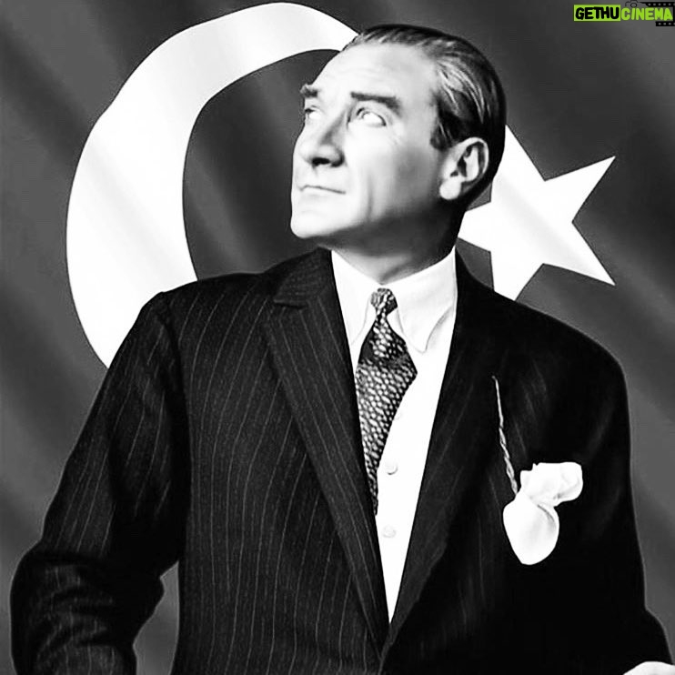 Kerem Alışık Instagram - Cumhuriyetimiz 94 yaşında. Mutluluğumuz gururumuz gözümüzün yaşında...
