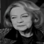 Kerem Alışık Instagram - Canım anneciğim; Yine sensiz bir anneler günü... Kanlıca’dayım,evin rıhtımın’da.sen yoksun..anne kokan çiçekler var etrafımda..bi görsen,nasıl da kendini çolpan yıldızı zanneden kuşlar uçuşuyor havada.. gri bulutlar gökyüzünü kaplamış ama arada bir güneşin soluk yüzü görünüyor. O an sanki beni çağıran sesini duyuyorum”kerem çabuk gel kaçıracaksın sonra,bulutlara bak güneş nasıl girmiş aralarına!!Van gogh resmî gibi.” Seninle beraber bakıyoruz semaya,ellerimizi çırpıyoruz, aynı heyecanı paylaşıyoruz ..etkileniyoruz.. Ama artık ben bu güzellikleri kaçırıyorum anne.. göremiyorum.. Ana oğul bizi heyecanlandıran yaşama sevinci veren ne varsa hiçbirini hakkıyla yaşayamıyorum..gülüşlerim solgun.. tıpkı bahçede bir zamanlar özenle budadığımız güllerin şimdi solduğu gibi İçimde bütün gülleri ipe götürecek büyük bir boşluk var.. Çok özlüyorum seni.. özlemek ne tuhaf bi şey anne…ölüyorum zannediyorsun ama ölmüyorsun... yalnız kaldım zannediyorsun ama yalnız bile değilsin.. Sen gidince gökyüzünü bana kapattılar anne.. çolpan yıldızına ulaşamıyorum.. soluğunda,solunda ,sonsuzluğunda kaldım.. kirpiklerim ateş misali yandı anne…azaldı ufaldı küçücük kaldı..oysa sen benim kirpiklerimin sayısını bilirdin tek tek tarardın onları.. Ellerini özledim anne.. senin o ellerin gibisi yoktur oğlunun yüreğine yüreğine dokunur..ben hiç bi yere gidemedim elinin değdiği yerlerde kaldım anne... Sevinçlerim hep ağır yaralı.isteklerim yoksul,.Kalbimi genişleten umudum olmasa gülleri hiç açarken göremeyeceğimi düşüneceğim.. Sensiz aldığım nefes boğazımdan geçmiyor anne.. o içinden memleket geçen sıcak ve temiz gözlerin gözlerimde kaldı..sayende fazlasıyla insan oldum eksiğiyle insan kaldım.. senin öğrettiğin sevgiyle güvenle mücadeleyle tutundum bu hayata ama hiç bir yere gidemedim hep sen de kaldım anne..hep sende kaldım. Ne garip ,şimdi şu an da Kanlıca da denizin ve gökyüzünün karşısında küçükken yatılı okulda hissettiğim duyguların aynısını yaşıyorum.. gözlerim doluyor,üşüyorum.. Sana müteşekkirim.. minnettarım. Beni ne kadar çok sevdiğini iyi biliyorum. Öyle çok sevdin ki beni senin sevgini gördükçe ve anladıkça sevgimden utandım... İyiki varsın..iyiki vardın anne... Ellerinden öperim..