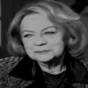 Kerem Alışık Instagram - Canım anneciğim;
Yine sensiz bir anneler günü...
Kanlıca’dayım,evin rıhtımın’da.sen yoksun..anne kokan çiçekler var etrafımda..bi görsen,nasıl da kendini çolpan yıldızı zanneden kuşlar uçuşuyor havada.. gri bulutlar gökyüzünü kaplamış ama arada bir güneşin soluk yüzü görünüyor.
O an sanki beni çağıran sesini duyuyorum”kerem çabuk gel kaçıracaksın sonra,bulutlara bak güneş nasıl girmiş aralarına!!Van gogh resmî gibi.”
Seninle beraber bakıyoruz semaya,ellerimizi çırpıyoruz, aynı heyecanı paylaşıyoruz ..etkileniyoruz..
Ama artık ben bu güzellikleri kaçırıyorum anne.. göremiyorum..
Ana oğul bizi heyecanlandıran yaşama sevinci veren ne varsa  hiçbirini  hakkıyla yaşayamıyorum..gülüşlerim solgun.. tıpkı bahçede bir zamanlar özenle budadığımız güllerin şimdi solduğu gibi
İçimde bütün gülleri ipe götürecek büyük bir boşluk var..
Çok özlüyorum seni.. özlemek ne tuhaf bi şey anne…ölüyorum zannediyorsun ama ölmüyorsun... yalnız kaldım zannediyorsun ama yalnız bile değilsin..
Sen gidince gökyüzünü bana kapattılar anne.. çolpan yıldızına ulaşamıyorum.. soluğunda,solunda ,sonsuzluğunda kaldım.. kirpiklerim ateş misali yandı anne…azaldı ufaldı küçücük kaldı..oysa sen benim kirpiklerimin sayısını bilirdin tek tek tarardın onları..
Ellerini özledim anne.. senin o ellerin gibisi yoktur oğlunun yüreğine yüreğine dokunur..ben hiç bi yere gidemedim elinin değdiği yerlerde kaldım anne...
Sevinçlerim hep ağır yaralı.isteklerim yoksul,.Kalbimi  genişleten umudum olmasa gülleri hiç açarken  göremeyeceğimi düşüneceğim..
Sensiz aldığım nefes boğazımdan geçmiyor anne.. o içinden memleket geçen sıcak ve temiz gözlerin gözlerimde kaldı..sayende fazlasıyla insan oldum eksiğiyle insan kaldım.. senin öğrettiğin sevgiyle güvenle mücadeleyle tutundum bu hayata ama hiç bir yere gidemedim hep sen de kaldım anne..hep sende kaldım.
Ne garip ,şimdi şu an da Kanlıca da denizin ve gökyüzünün karşısında küçükken yatılı okulda hissettiğim duyguların aynısını yaşıyorum.. gözlerim doluyor,üşüyorum.. Sana müteşekkirim.. minnettarım.
Beni ne kadar çok sevdiğini iyi biliyorum.
Öyle çok sevdin ki beni senin sevgini gördükçe ve anladıkça sevgimden utandım...
İyiki varsın..iyiki vardın anne...
Ellerinden öperim..