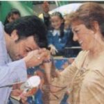 Kerem Alışık Instagram - Anaların elleri gibi yoktur.. İnsanın yüreğine yüreğine dokunur... Ah bu anaların sıcak toprak kokan vatan namus kokan gözbebekleri Tertemizdir Şefkatli merhametli kuvvetli yumusaciktir anaların elleri .. Onur gurur kokar Mis gibi kundak kokar onların elleri.. Tutarım güçlenirim koklarım ben o elleri Öperim o elleri Öper basıma koyarım o elleri Ölesiye taşırım o elleri Kutlu olsun,.,
