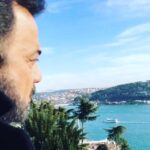 Kerem Alışık Instagram - Bembeyaz bir kara sevdaydı.. Sevdası gönlümüzde karasi gözümüzde kaldi.. Dili derya deniz Denizi sıcak ve temiz Sozu derdimizde cümlesi aklımızda kaldı.. Ay'i üzerimize güneş gibi dogdu... Hilali yüzümüzde helalı nefesimizde kaldı.. Görünen görünmeyen milyarlarca yıldızı vardı Işiklari basımızın üstünde Islıkları burnumuzun kemiğinde kaldı... Tüm sevenlerimizin emeği geçenlerimizin ve izleyicilerimizin önünde şapkamızı çıkarıyor ceketimizin önünü binbir defa iilikliyoruz... Sevgiyle kalın...hoşçakalın