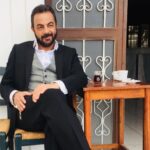 Kerem Alışık Instagram - Biraz yorulmuşum... bi çay söyleyip akşamı beklemeye geçmişim... Bölümü beklerken beklemeyide sevmişim..,,