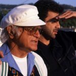 Kerem Alışık Instagram - Hey gidi hey... bir zamanlar insana eli kadar yakın ve yanında olanlar sonra gökyüzü kadar uzak ama kalp kadar insanın içinde oluyorlar... Gözleri gözlerine değiyor.. mısraları yüreğine... Sonra felaketin oluyor... ağlıyorsun.., Eee Kerem alışık...seninde şimdi elini güneşe siper edip boşuna bu uzaklara bakmaların..hiç biri geri gelmeyecek nefesimizi tutar gibi tuttuğumuz o bir zamanların.... Akşam Çukurova da o bir zamanlarda buluşmak üzere...