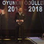 Kerem Alışık Instagram - Birisi ömrünü meslegine isine ailesine eşine adayan... örümcek ağı gibi ince zayıf naif...ama asla kopmayan... Tek basına kadınlar grubu gibi kalabalık... Sahici anlamlı farklı Colpan ilhan. Diğeri aklımıza uğramadan yüreğimize ulaşan. Gözü ile kalbi ile konuşan Kac dil bilirsek bilelim tercüme edilmesi mümkün olmayan... İsine ailesine eşine aşık Sadri alisik... İkiside güzel sanatlar mezunu ikiside güzel sanatların icinde ama en güzeli güzel yasama sanatını başarmış ve bize göstermiş iki insan.,, Biz Sadri alisik çocukları bıraktıkları ve bize kattıkları icin onlara ve tüm ustalarımıza tesekkur ediyoruz.. Bu törenler bizim onlara degil onların bize armağanıdır... Kalbimizin üstünde taşıyıp koruyacağız nefesimiz yettiğince...