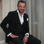 Kerem Alışık Instagram - Bu adamın sakalları şiirle karışık yüreği Allah ile barışık biliyorum.. Peki gülümsemesi... Gülümsemesi biraz zahmete biraz hasrete alışık.,,,