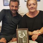 Kerem Alışık Instagram - Gülüşlerine hic acı tuz katmamış bu güzel insanlar.. Kalpleri kalbimizde çarparak eskii bir resimden... Evlatlarına bakıp gülümsüyorlar... O kadar içten O kadar içsel İnsan içlerine girmek istiyor ... Gülüşlerinden öpüyorum onları....
