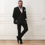 Kerem Alışık Instagram - Bu adamın sakalları şiirle karışık yüreği Allah ile barışık biliyorum.. Peki gülümsemesi... Gülümsemesi biraz zahmete biraz hasrete alışık.,,,