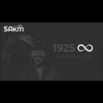 Kerem Alışık Instagram – Yüreğini hep sanata çeviren adamdır Sadri Alışık..
Filmlerindeki gibi hayatı  şaka ile  karışık yaşayan .. sevecen merhametli müşfik..
Son derece çarpıcı bir kişilik ..
İçi dışı dualı .. iliklerine kadar vefalı ..
Sesi sohbeti selamı güzel..
Nev- i şahsına özel  bir adamdır Sadri Alışık ..
O her selam verdiğinde kuşlar havalandı yüreğimizden gökyüzüne ..
Şimdi ona  verdiğimiz her selamda gökyüzü kuşları yolluyor yüreğimize…
 Ne garip bir duygu ,özlemek baba ..
Seni sevmekle başladığım  hayata  en çok seni özlerken yeniliyorum ..
İçimde sana özlemim  varken  mevsim  ne olursa olsun üşüyorum..
Yokluğunda 28.yıl ..
Cennet olsun mekanı ..