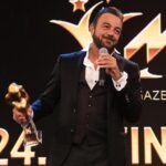 Kerem Alışık Instagram - Bu avuçlarımda tuttuğum tiyatro ve televizyon ödüllerine her şey adını koydum... Nasıl bir duygu derseniz... Birini çok sevmek gibi derim.. Bir anneyi bir babayı bir evladı belki bir sevgiliyi belki bir eşi... Hani bütün şiirler yağmura yazılır ama marifet buluttadır ya... Bulutlara selam olsun...