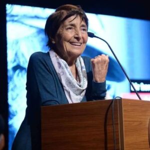Kerem Alışık Instagram - Ah benim canım Zehra Solmaz ablacığım sen gittin şimdi o şiir bitti..yazacak başka mısra kalmadı..
Mekanın cennet olsun..

Zehra adıyla onu kimse çağırmazdı, Kardelin’se benim uydurmam. galiba çocukluk yıllarımdan geliyor, Menemen’deki bağda lâstik sapanla kuş avlardık, çocukların Kardelin adını verdikleri bir kuş hatırlarım, oradan. Zehra’yla ilişkimiz, ‘resmen’ nişanlanmaya kadar gitmiş, her zaman olduğu gibi benim yüzümden ‘mutlu son'a ulaşamamıştır. Zehra, Alman filolojisinde öğrenciydi, sonradan hikâyeler yazacak olan Leylâ Erbil’i bana tanıtan da odur, edebiyat fakültesi kantininde yeşil gözleri son derece etkileyici bir genç kız, hiç unutmam, bir çırpıda şiirlerimin birinden bir mısraı ezberden okuyuvermişti. edebiyat matinelerinin moda olduğu yıllarda,Zehra’yla ben,Leylâ’yla Sait(Faik)o matine senin, bu matine benim dolaşırdık.
bu şiir, yanlış aklımda kalmadıysa,Zehra daha Bursa kız lisesi’nde öğrenciyken yazılmıştı, uzun süre yayımlanmadı.
* * *
akşam oldu yine bastı karalar
varıp yıldızların kapısını çaldım
açtılar
yıldızlar uyanıp gözlerimden geçtiler
halep şehri şen oldu şenlik oldu
ağaçlar dile geldi kuşlar güldü
dağ dağa kavuştu ben sana kavuştum
zehra kardelin

sen kimsenin bilmediği bir yıldız gibisin
istersen derya düşünür kahrolur kederinden
istersen dağ yürür yağmur olur bulut olur
bir rüzgârın koynundan çıkar gelirsin
gözlerin iki siyah karanfil gibi
gözlerini alsam yakana taksam
zehra kardelin

sen masallardan bile güzelsin büyüksün
açıl susam dedin açıldı kalbimin kapıları
kırk haramiler yol verdi sana
ellerin alnıma dokundu havai fişek oldum
alıp başımı gittim güneşi delip geçtim
evren tükendi tükendi sen başladın
zehra kardelin

sen bensin ben senim
kalbimde senin kalbin kalbinde benim kalbim
ben yanardağ sen ateş sen dünya ben güneş
ömrün ömrüme girmiş yazan alnıma yazmış
nur yüzüne yüzün şarkılara dönsün
kalbim bir yol sana gitmiş
zehra kardelin
- Attila İlhan, zehra kardelin
(yağmur kaçağı)