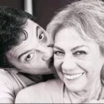 Kerem Alışık Instagram – Bir Attila İlhan şiirinden çıkmıştı sanki…
Elinde kaçak bir yağmur’un Eylül’ü…
Alnı ak..
Yüzü pak…
Kaşı kirpiği serin…
Öylesine asil öylesine zarif..
Gözleri çağlayan’dan derin..
Bir damlası umut bir damlası sevda…
Gelincik çiçeği var saçlarında…
Örümcek ağı gibi ince..
Ana bağrı kadar temiz…
Ah bizim mis kokulu Çolpan yıldızımız..
Kursağımız da bütün takvimleri idama gönderecek özlemin ile gezeriz…
Sesin sevgin varlığımızın en büyük kanıtı..
Nur içinde yat…
Evimizin yuvamızın mukaddes yüzlü Çolpan İlhan’ı…
Yokluğunda 8. Yıl…