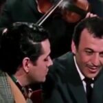 Kerem Alışık Instagram - Şarkılar hep seni söylüyor Sadri Alışık Yüreğini hep sanata çeviren adamdır Sadri Alışık İşini eliyle degil caniyla yapan .. canimiz yüreğimizdir Sadri Alışık Hayatı şaka ile karışık yaşayan... sevecen merhametli musfik... Son derece carpici bir kişilik... İçi dışı dualı iliklerine kadar vefalı.. Sesi sohbeti selamı güzel.. Tüm özellikleriyle Nev-i şahsına özel.., Sesimiz soluğumuz selamımızdir Sadri Alışık Makamı hep Hicaz .. Taşı hep Yakut... Yorgun'da olsa yoksul 'da olsa her daim mesut... Dişi sut nefesi çocuk.. Avazı hür Gönlü bol Gönlü İstanbul Ne kadar İstanbul varsa hepsinde kabul... Avazımız çığlığımız gönlümüzdur Sadri Alışık Dünyaya sanatkar gözüyle bakan.,, Bakışı haramsız gözü zararsız.. Her hücresiyle sanatının ustası.. Memleketim diye severdi karisini.. Kaşımız gözümüz bakışımızdır.Sadri Alışık.. Avuçlarında şiiri Elleri temiz Elleri sıcak ve şefkatli Elimiz avucumuz şiirimizdir Sadri Alışık Es baba çocuk Öylesine sadık öylesine asık Refika-ı hayat bölüşmüştür Sadri Alışık Samimi fedakar candan.. Yasamı boyunca da olumu boyunca da yaşayan Ülkesinin butun yüreklerine ulaşan Ama yanında hep Çolpan ilhan.. Dünde yarında bugünde .. Yanında hep Çolpan İlhan. Yanımızdadır, sol yanımızdır Sadri Alışık Yokluğunun 25. senesinde varlığımızdır Sadri Alışık Cennet olsun mekanı..