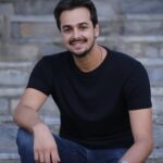 Kerem Alışık Instagram - Bugün bir Sadri Alışık oyunculuğa gülerek merhaba dedi. Bir Sadri Alışık’ın gülüşünden cennet aktı. Keşke Hiç Büyümeseydik hayırlı olsun. Yolu bahtı açık olsun. Bize bakmayın biz büyüyerek çocukluk ettik.. #keşkehiçbüyümeseydik #sadrialışık @sadri_alisik @birolguvenmint