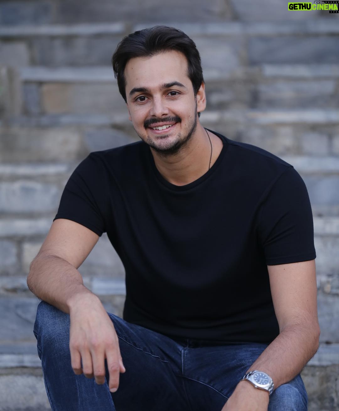 Kerem Alışık Instagram - Bugün bir Sadri Alışık oyunculuğa gülerek merhaba dedi. Bir Sadri Alışık’ın gülüşünden cennet aktı. Keşke Hiç Büyümeseydik hayırlı olsun. Yolu bahtı açık olsun. Bize bakmayın biz büyüyerek çocukluk ettik.. #keşkehiçbüyümeseydik #sadrialışık @sadri_alisik @birolguvenmint