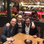 Kerem Alışık Instagram - Annemin babamın öğrettiği sevgiyle sevdim ben bugünümü... Uzaklardan yakınlardan güzel dileklerini yollayan herkesin gülüşü aydınlattı gerçeğimi düşümü...Bir iftar sofrasında mutevazi Doğum günü sürprizi yapan dostlarıma sevgiyle...