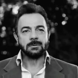 Kerem Alışık Instagram - Gitmekle gitmiş olmuyor ki insan..
Gönlü kalıyor aklı kalıyor anıları kalıyor..
Evet şimdi gidiyorum ama kalmak gibi  gidiyorum..
Bir Zamanlar Çukurova, bir anne babayı bir sevgiliyi bir eşi çok sevmek gibi bir şey benim için..
Gelişim de,gidişim de ve çalıştığım süre içinde aynı kaderi paylaştığımız, emeklerini katkılarını ve desteklerini hep kalbimde pamuklara sarıp saklayacağım set önü ve set arkasında ki tüm emekçi kardeşlerime, kıymetli çalışma arkadaşlarıma, değerli meslekdaşlarıma, senaristimiz Ayfer Tunç yönetmenimiz Murat Saraçoğlu’na yapımcılarımız Timur Savcı ve Burak Sağyaşar’a ve  yayıncı kuruluşumuza derin teşekkürlerimi sunuyorum ..
Ve tabii sıcak Adana’nın sıcak insanlarına, bizi hep zirvede tutan izleyicilerimize,ilgileri ve sevgileri ile beni iltifatlandıran onurlandıran güzel yüreklere sevgi ve saygılarımı yolluyorum ....
Hep söylediğim gibi bütün şiirler yağmura yazılır ama marifet buluttadır..
Üstümüze şiirler yağdıran bulutlara selam olsun..
Hep sevgiyle..
Ve hep uhuletle suhuletle ..