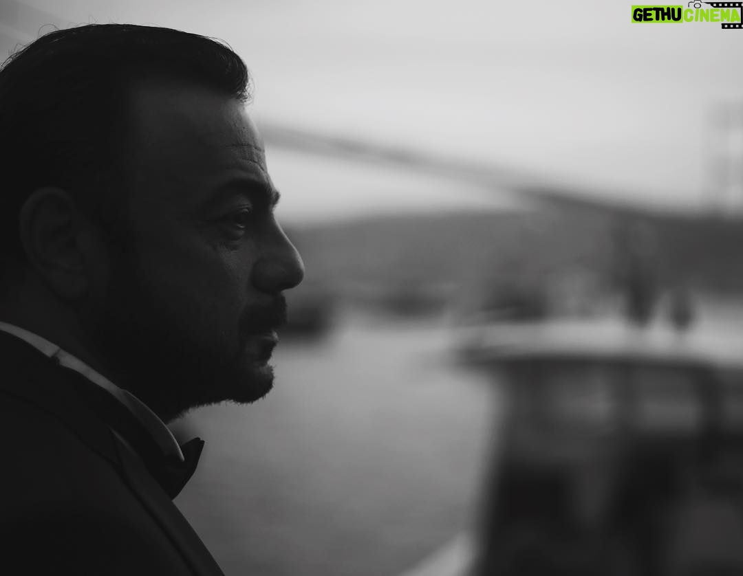Kerem Alışık Instagram - Kanlica da bir Kara Sevda çekimi öncesi.. Bir deniz bir de bendeniz... Öylesine yorgun öylesine puslu ve dalgalı bir hüzün taşır gözlerimiz....