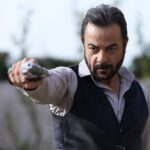 Kerem Alışık Instagram - Cesaret diyorum evlat cesaret.. Cesaret bütün slahları yener.. Sen bakma benim elimdeki silaha... onun içi de boş kendi de... Yiğidin silahı silahsızlığı... Yiğitlik mertlik elinde belinde taşıdığın silahta değil ... bedeninde taşıdığın yürekte... Bu akşam Çukurova da aynı yürekte buluşalım..