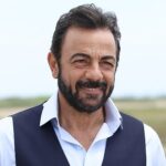 Kerem Alışık Instagram - Adam kederini unutmak için kederi yokmuş gibi yaptı..ve resimdeki kadar hafifçe güldü.. Gülüşü bunu anlayınca kırıldı ve o dakika terketti adamı.. Halbuki adam eline bir taş alıp gülüşünü kendi kırmıştı.. Çünkü zaman mutlu etmek için kederi beklerdi.. Adam bunu biliyordu... Akşam Çukurova da o zamanlarda bu zamanları paylaşmak üzere...