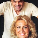 Kerem Alışık Instagram - Neredeyse her Çolpan İlhan fotoğrafında hemen farkedilir.. Yüzünün fedakarlığa hazır hali... İçinden memleket geçen sıcak gözü.. Kenarından yıldız kayan gülüşü ... Ne zor ve ne acı... Gökyüzünün böyle bir yıldızdan uzak kalması... Colpan yıldızı deyip sessizliğe gomulmesi... Sessiz kaldıkça gözlerine yaş konması .. Aydinligini omuzlarına başını dizlerine koyamamasi ... Yıldızı olmadan aldığı nefesin bogazindan geçmemesi .. Her güneşinde yağmura her mutluluğunda buluta takılması ... Bi söylesene bize colpan yıldızı ... Aydınlattıkların olmasaydı ne olurdu senin mutluluğun... Sen ki.. Sanatin ve hayatin tepelerine öbek öbek guller bıraktın.. Dallarından tozu toprağı çamuru temizleyerek yuvani yasaminin üstüne kurdun.., yuvalarını özenle yapan kuşlar bile seni alkışladı ... Anne kokulu mavilikler emanet ettin kalbimize .. Kendi göğümüzde direnmeyi.. Kendi yıldızımızda ozgur olmayı anlattin bize.. Öyle kucakladın Öyle öptün Öylesine çok sevdinki bizi Senin sevgini gördükçe sevgimizden utandık.., Minnettarız sana colpan yıldızı Senin bıraktığın sevgiyle özlüyoruz seni... Sana sakladığımız ozlemle seviyoruz seni.., Nur içinde yat.. #çolpanilhan