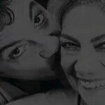 Kerem Alışık Instagram – Bugünden tam 7 yıl önceydi..
Temmuzun kan kırmızı bir karpuz gibi bıçaklandığı  geceydi ..
Saat çoktan geçmişti gece yarısını…
Anne diye bağırdım uykumda..
İki elim iki taş parçası..
Sığamadım dağlara 
Sığamadım çığlığıma..
Rüyalara kızmayan bir insandım..
Başımı rüyama vura vura parçaladım..
Bugünden tam  7 yıl önceydi..
Temmuz un kan kırmızı bir karpuz gibi bıçaklandığı geceydi..
Bayram arifesi limon renkli  bir şafak..
Al Işıklı ak alınlı Çolpan Yıldızı kayboluvermişti ..
Arkasında mukaddes ellerinden öpecek bir gök bırakarak..
Mekanı cennet olsun…