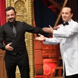 Kerem Alışık Instagram - Yüzümüz başka bir yere bakıyor ..
Ama olsun..
Yüreğimiz yüz yüze bakıyor.,.. Tolga'ya Tolgshow ekibine ve tabiiki bu saatte programı izleyen tüm izleyicilere derin sevgi ve saygıyla...