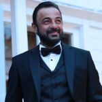Kerem Alışık Instagram - Belki de bu kerem alışık şiirindeki kara yüzlü kara gözlü adam benim... Yılı ayrı ama adamı aynı Siyahı ayrı ama karası aynı Yaşamı ayrı ama hayatı aynı Bu gece yılbaşı... İnsan insanl kutluyor.. Yıldızlar bulutlar darmadağın Hava veremli gibi öksürüyor çakal bile çıkmamış ininden Kara gözlü kara yüzlü bi adam Öylece durdu hiç kıpırdamadı yerinden.., Elinde kederi ... Bilinmez bi yere batmış gözleri Kan gidiyor yüreğinden.. Belli ki gam uğramış.. Parmaklarının arasına gözyaşını saklamış.. Bu gece yılbaşı İnsan insani kutluyor Şehrin tüm sokaklarında insanlar zehir Artık yeni bir yıla açıkça girilmiştir... Kara yüzlü kara gözlü bi adam Gözlerinde kahır birikmiştir.... sanki buzdan bir denize batıyor .. Ne derdi var allah bilir... Yeni yıl tüm dertli insanlarımıza hastalarımıza darda zorda olanlarımıza şifa olsun... Gönüller şen olsun ...