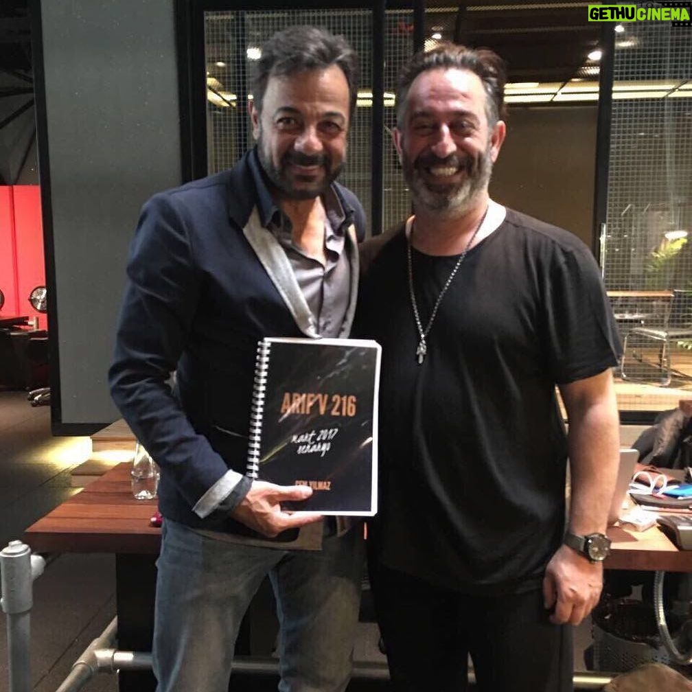 Kerem Alışık Instagram - Arif v 216 her yerde.... Gülüşümüzde,sözümüzde elimizde... Uğurlu, kademli olsun....
