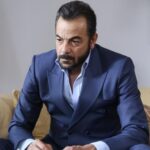 Kerem Alışık Instagram - Adama küçükken ne olacaksın dediklerinde mutlu diyemedi o zamanlar çocuktu akıl edemedi... Sonra büyüdü ve aynı bu resimdeki gibi düşündü.. Zamanla büyüyünce mi artıyor insanın dertleri yoksa insan zamanda büyüyünce mi anlıyor gerçekleri... İşin içinden çıkamadı..ve öylece kaldı... Akşam o zamanları Çukurova'da görmek üzere...