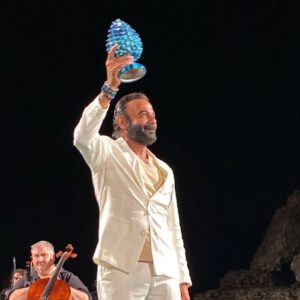 Kerem Alışık Instagram - Satın alınamayan şeyleri  seviyorum..deniz gibi..gökyüzü gibi..ay ışığı gibi..sevgi gibi .
İtalya da bana gösterdiğiniz sevgi  ve layık gördüğünüz  ödül için çok teşekkür ederim..
Ülkemizde yaptığımız güzel işlerin dünyanın her yerinde ilgi ve beğeni görmesi bizlere büyük bir gurur ve mutluluk veriyor..
Teşekkürler Sicilya ..