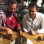 Kerem Alışık Instagram - Haziranın 5inde var elbet bir hikmet Biraz kul biraz duman Çokça hasret ve umuttan ibaret.. Uzaklardan yakınlardan bugünü kutlayan herkese ve bir iftar yemeği sonrası bana doğum günü sürprizi yapan Sadri Alisik'a ve dostlarım Engin Keceli ile Veysel Şener'e sevgi ve teşekkürlerimle...