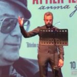 Kerem Alışık Instagram - Sen Türkiye'sin, evim barkım, köyüm obam Türkiye. O senin çifte çarşılı harp görmüş şehirlerin, sahilde Mersin, yayla türküsü Konya. Adana'nın yolları taştan, yola çıkıp Maraş'tan ezanla birlikte vardık bir akşam Urfa'ya. Bursa'nın, ya Bursa'nın ufak tefek taşları, uçan yıldızı dondurur Ardahan'ın kışları. Erzincan'da bir kuş var kanadı gümüş pul pul ve göğe kılıç gibi çekmiş minarelerini şehirler padişahı canım İstanbul. Türkiye, Türkiye, ay'lı yıldız'lı Türkiye, sen Mehmed'sin omuzların Anadolu yaylası, Aladağlar, Toros'lar dev gibi gövden, Sen şehid oğlu, şehid babası, sana selam olsun dünya'dan, hürriyet'ten... ATTİLA İLHAN