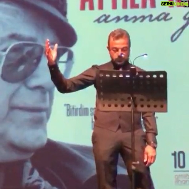 Kerem Alışık Instagram - Sen Türkiye'sin, evim barkım, köyüm obam Türkiye. O senin çifte çarşılı harp görmüş şehirlerin, sahilde Mersin, yayla türküsü Konya. Adana'nın yolları taştan, yola çıkıp Maraş'tan ezanla birlikte vardık bir akşam Urfa'ya. Bursa'nın, ya Bursa'nın ufak tefek taşları, uçan yıldızı dondurur Ardahan'ın kışları. Erzincan'da bir kuş var kanadı gümüş pul pul ve göğe kılıç gibi çekmiş minarelerini şehirler padişahı canım İstanbul. Türkiye, Türkiye, ay'lı yıldız'lı Türkiye, sen Mehmed'sin omuzların Anadolu yaylası, Aladağlar, Toros'lar dev gibi gövden, Sen şehid oğlu, şehid babası, sana selam olsun dünya'dan, hürriyet'ten... ATTİLA İLHAN