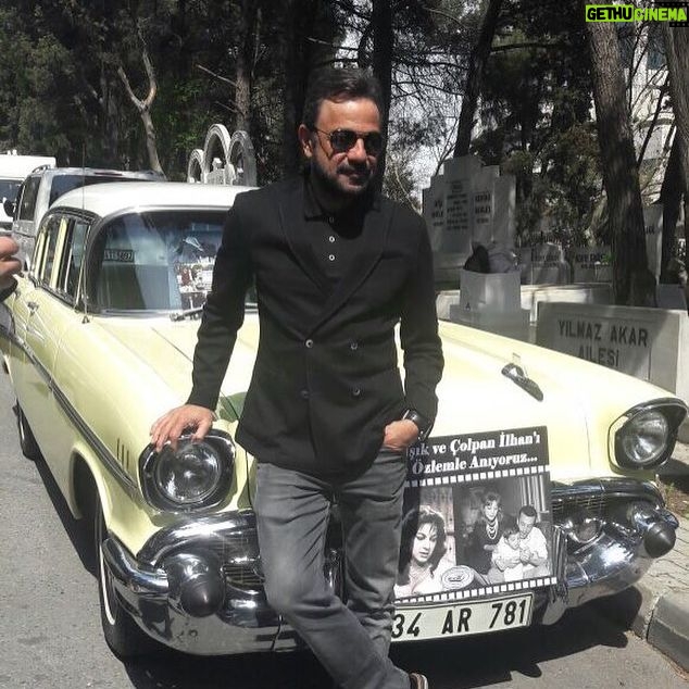Kerem Alışık Instagram - Kutlu olsun doğumgünü, öpüp kokladık biz bugünü Biz Sadri Alışık çocukları, arabası, sesi, kokusu, sevdası, hasreti , hepsi oradaydı... Biriciği Çolpan İlhan'ı da yanındaydı. #sadrialışık