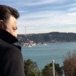 Kerem Alışık Instagram - Set bitmiş. Herşey toplanmış, hiç kimse kalmamış. Bir bendeniz gitmemişim Bir gökyüzü birde deniz. Sevgili kardeşim Veys beni iste böyle görüntülemiş. Görüntülemekle kalmayıp birde küçük çapta klip hazırlamış. Instagrama koymam icinde bana yollamış. Bende ona sevgilerimi yolluyorum. En yakınlar en uzaklardakiler maalesef. Uzaklara bakinca anılara muhurledigimiz herkesleri herşeyleri görebiliyor insan. Maviye bakalim. Hep maviye